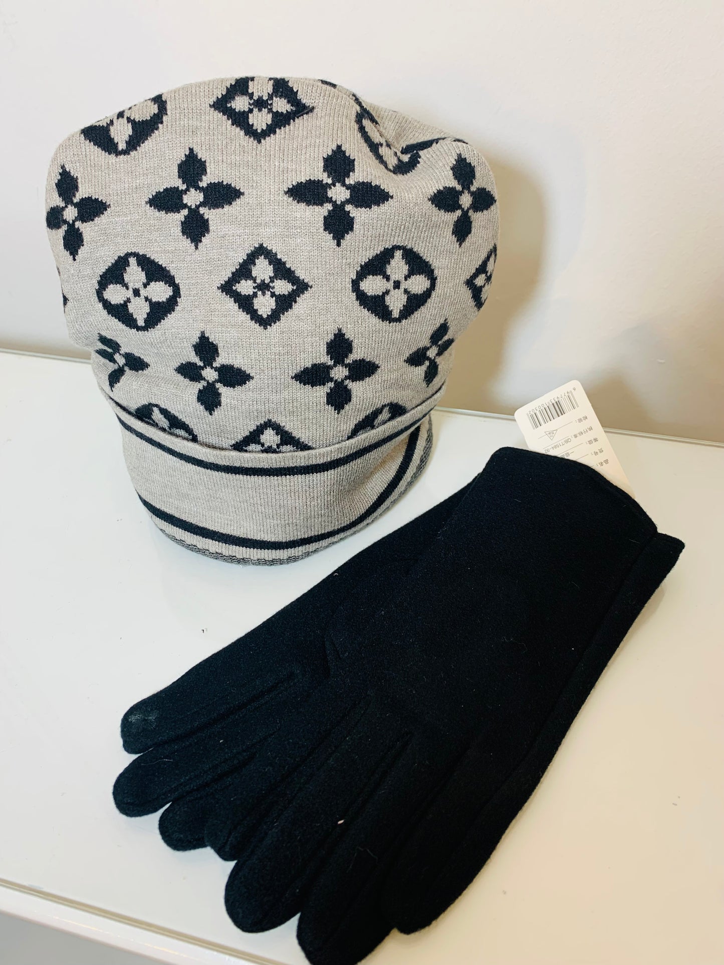 Louise Viton hat & glove set