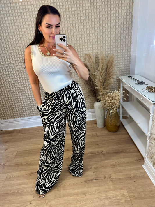 Diverse Zebra Pants