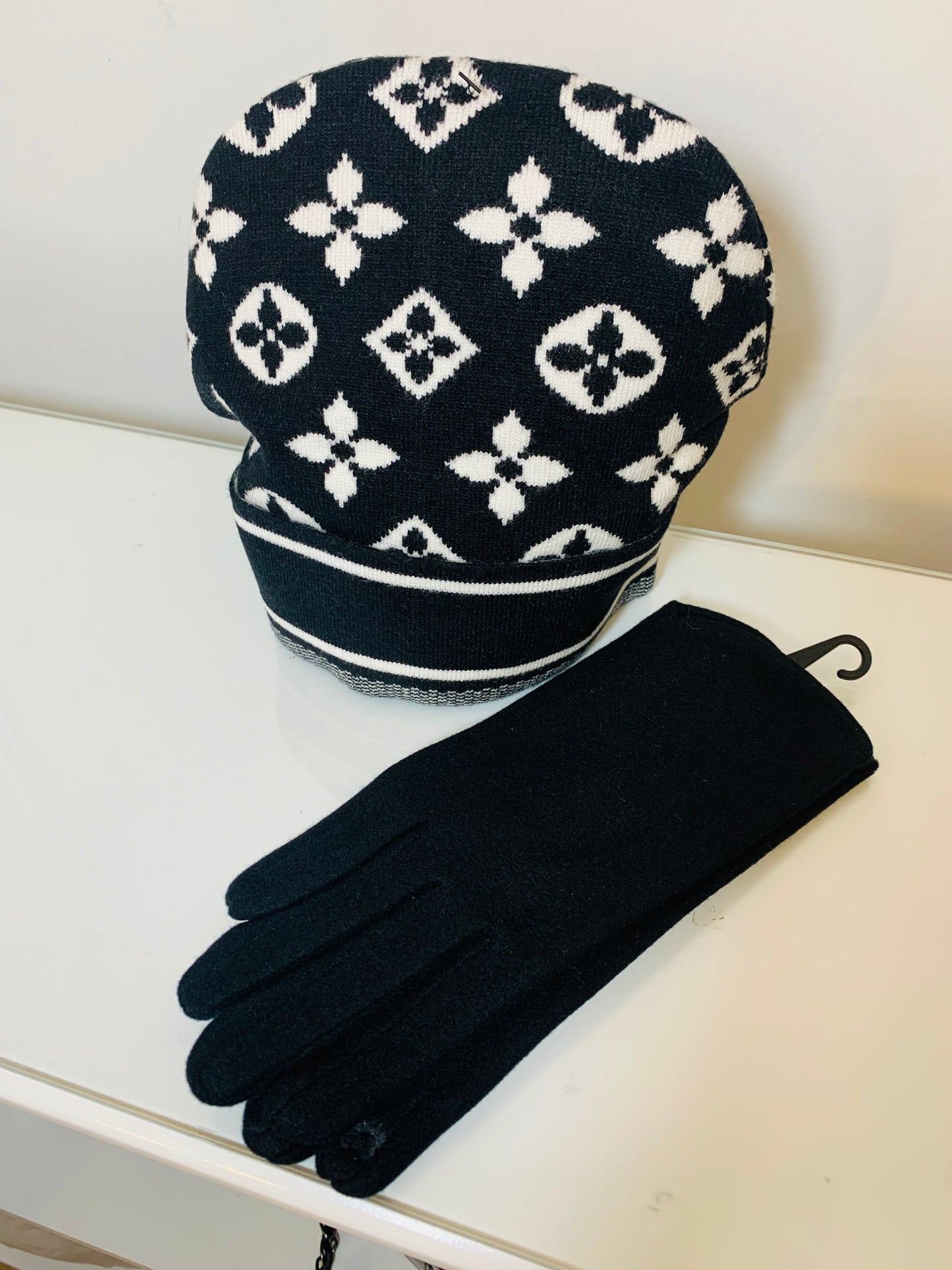 Louise Viton hat & glove set