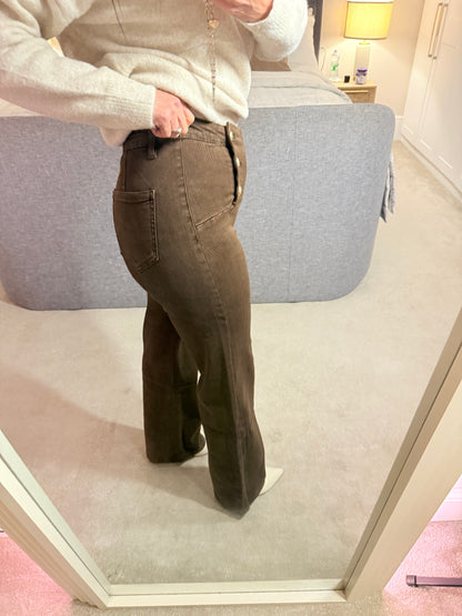 Leslie Fit Brown Jeans